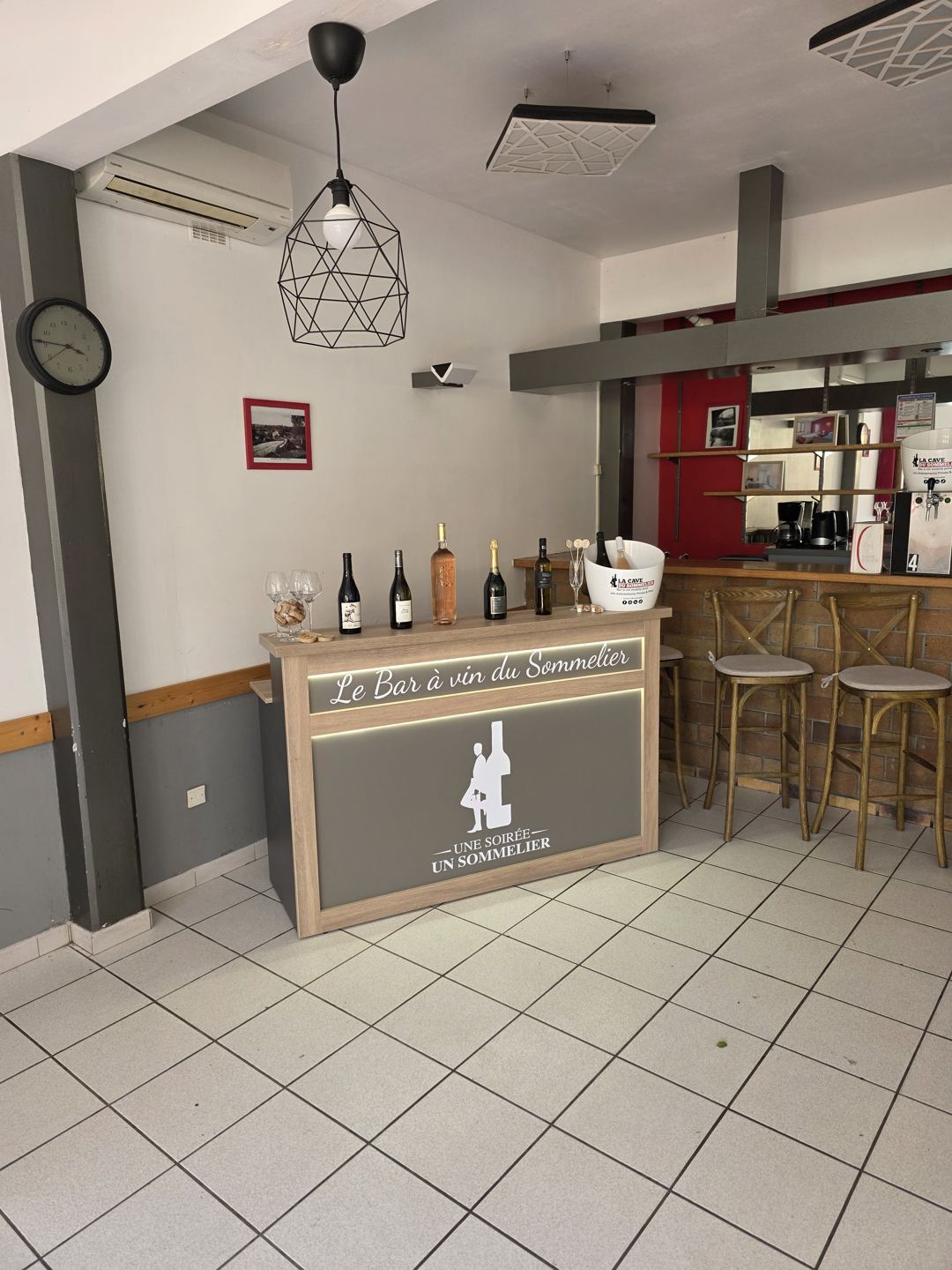 Le bar à vin mobile installé dans une salle de réception