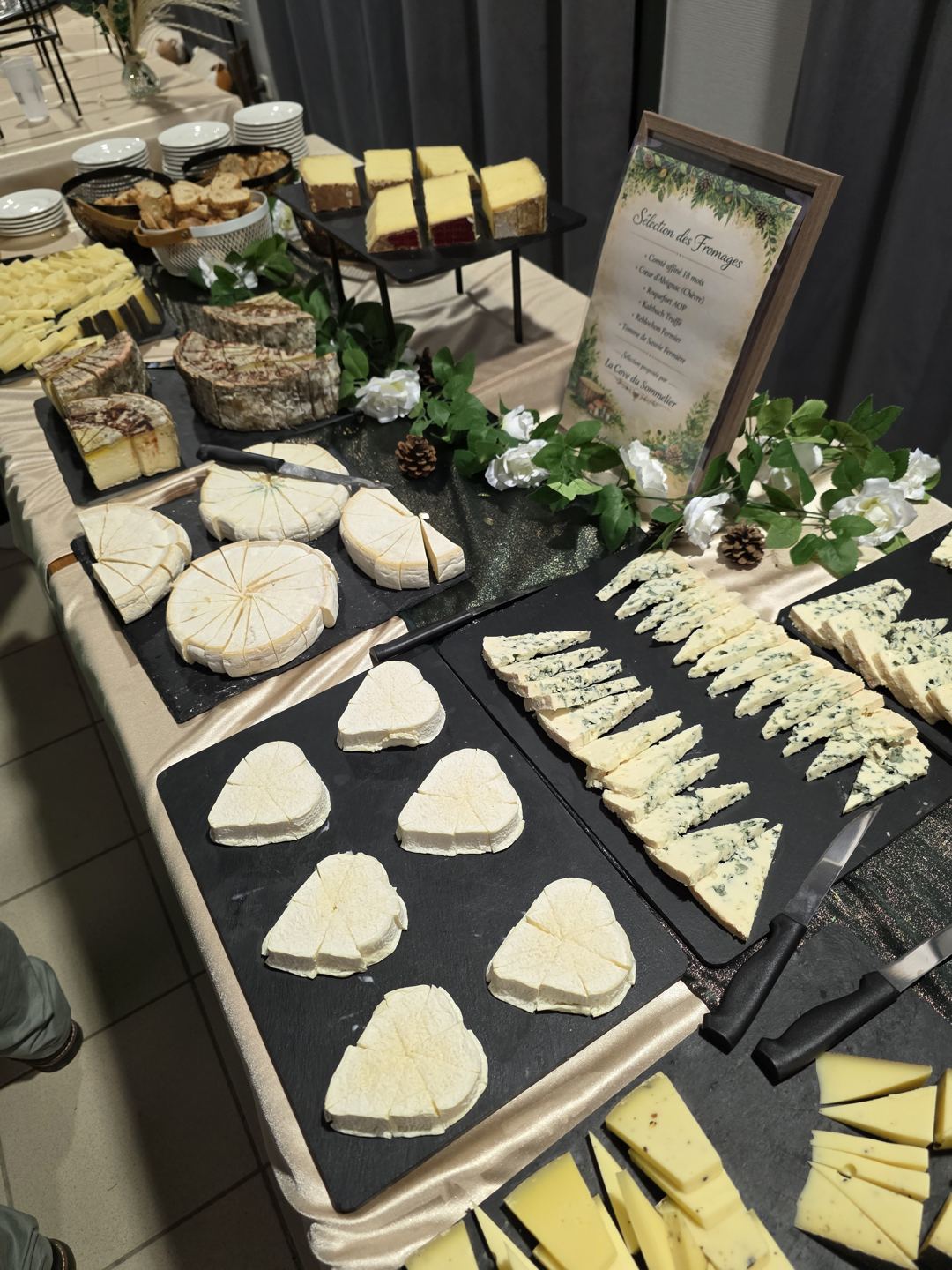 Sélection de fromages présentée en buffet lors d'un événement