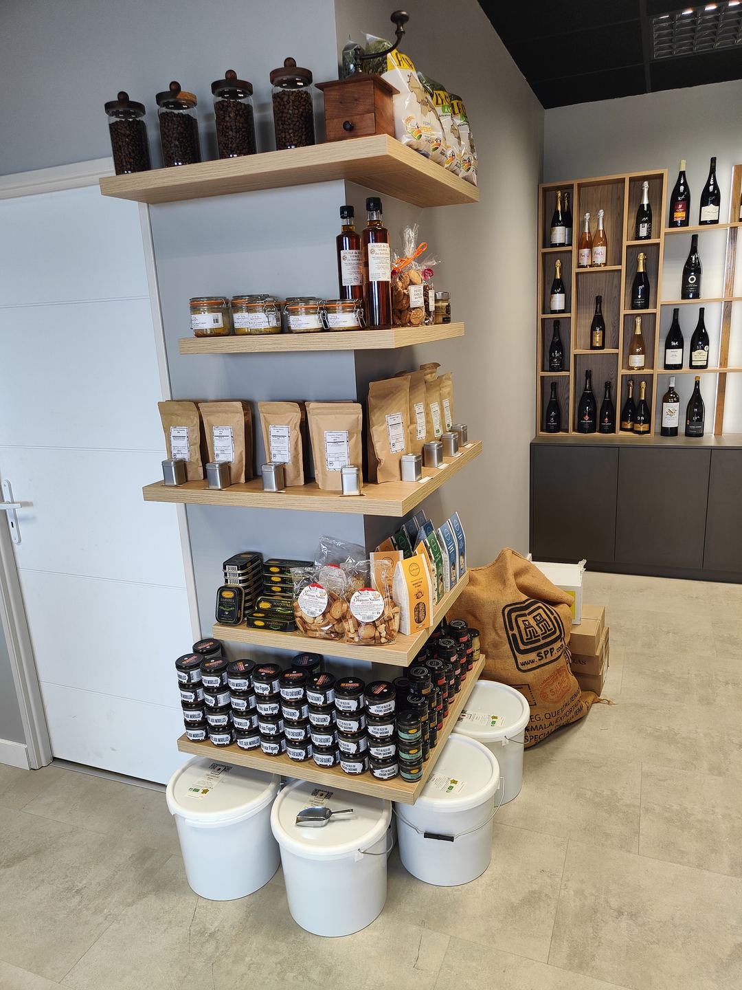 Le rayon épicerie fine de La Cave du Sommelier : café en grains, terrines et biscuits