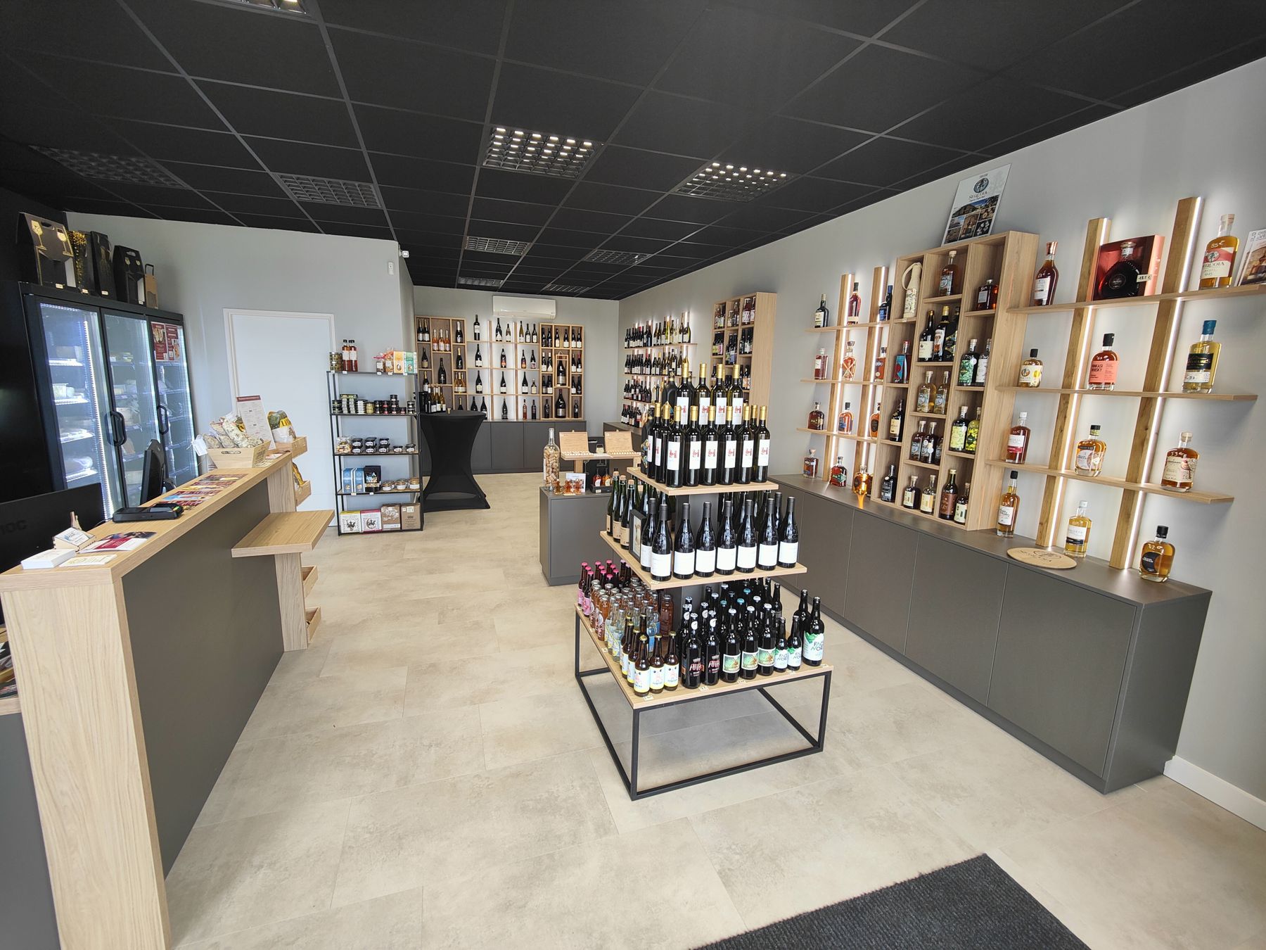 Intérieur de La Cave du Sommelier à Penol : vins et spiritueux