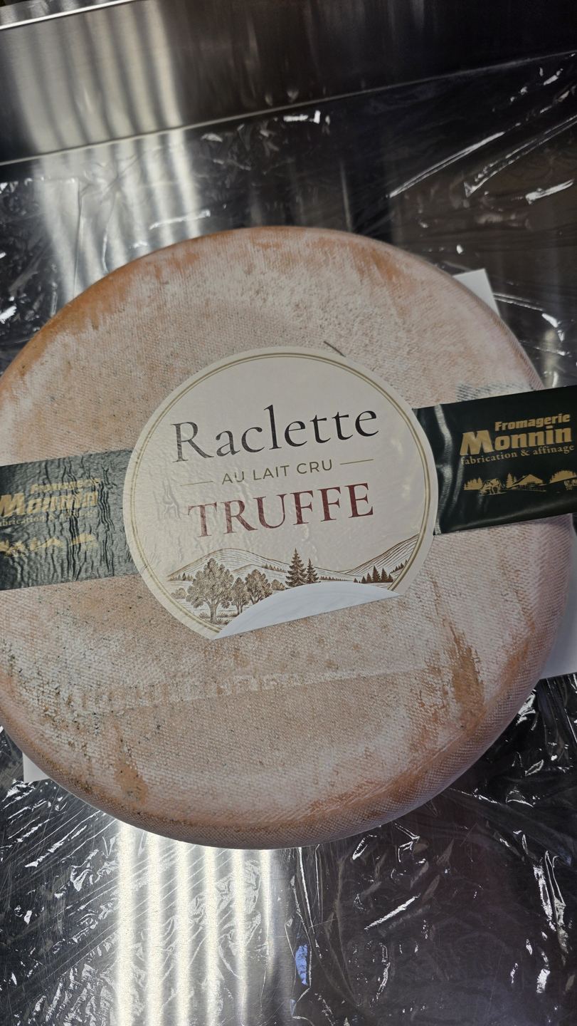 Meule de raclette au lait cru à la truffe