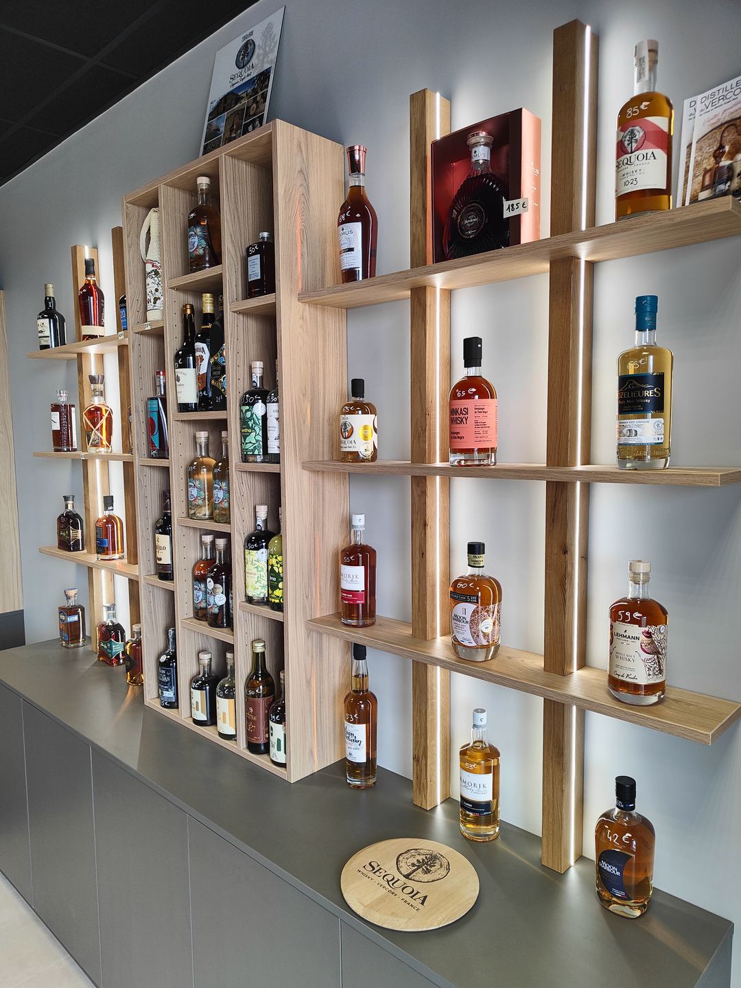 Le mur des rhums et whiskies de La Cave du Sommelier