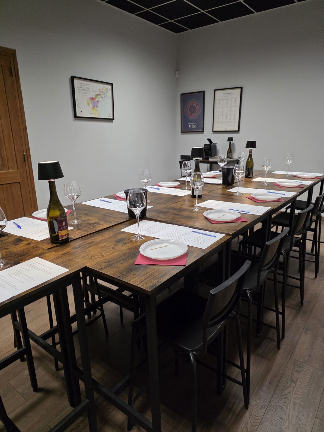La salle des soirées de dégustation, tables dressées