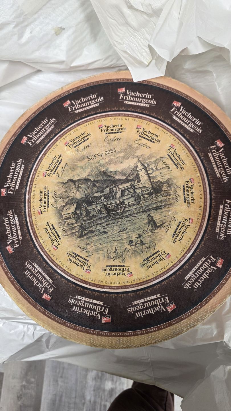 Meule de Vacherin fribourgeois AOP pour la fondue moitié-moitié