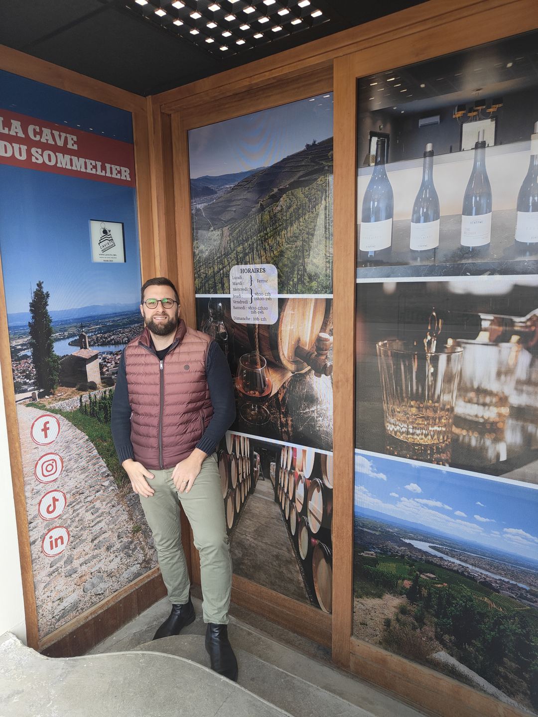 Yohan, votre sommelier, devant La Cave du Sommelier à Penol